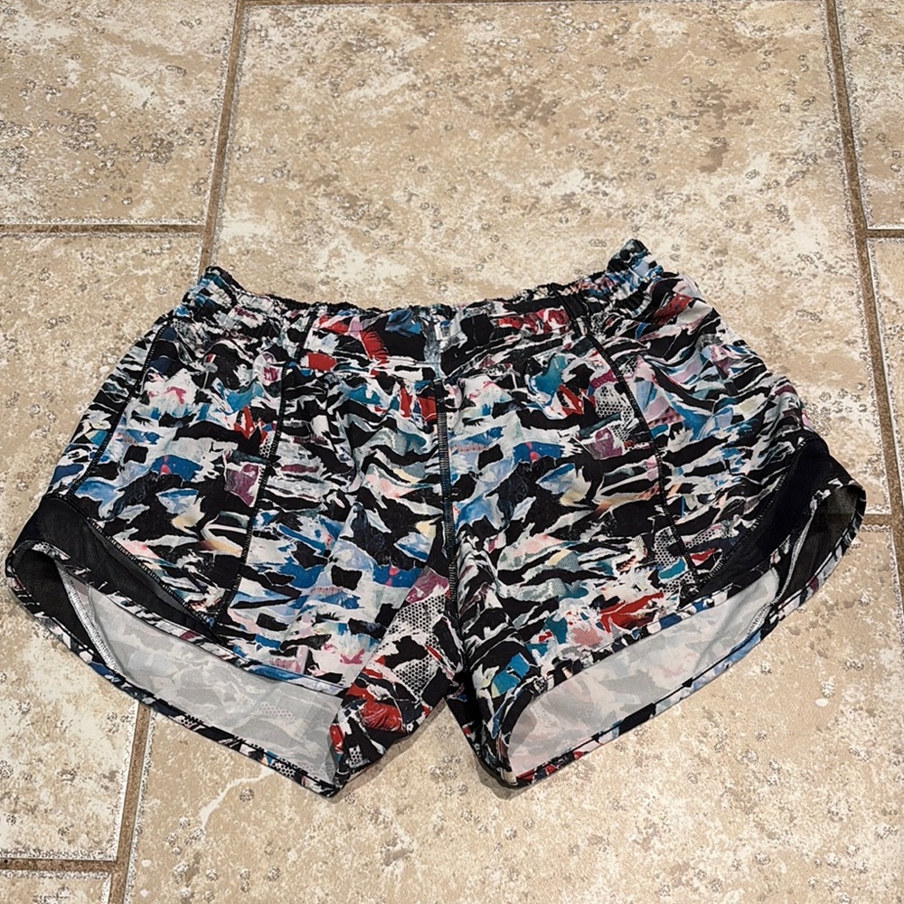 Lululemon Hotty Hot Shorts 4 inch inseam Size 6